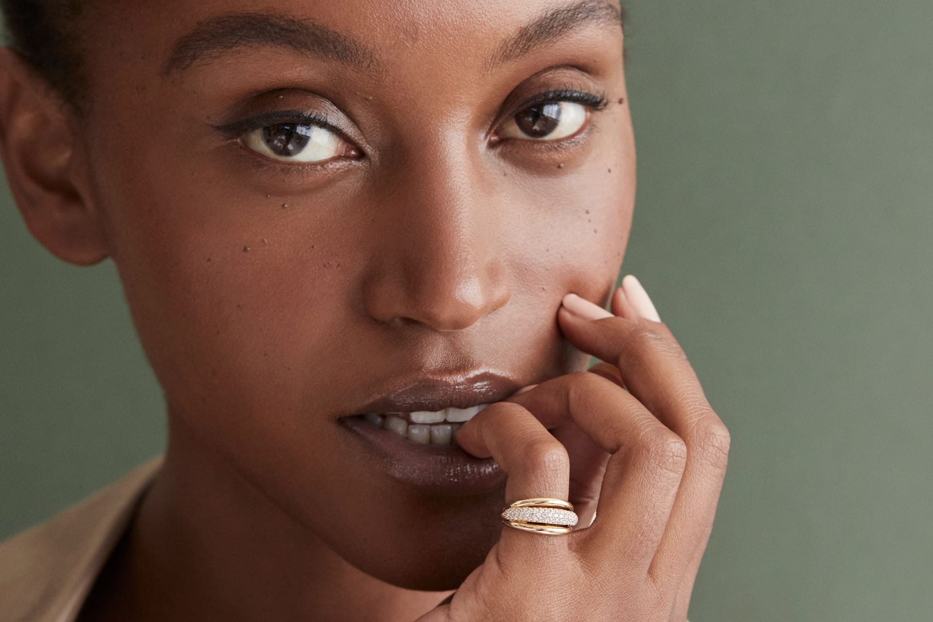 The signet ring: the charm of a strong character