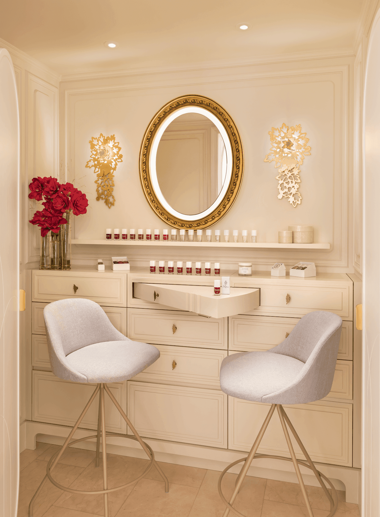The treatment of the week: offer yourself a high-end manicure at the New Nail bar of the Ritz Paris.